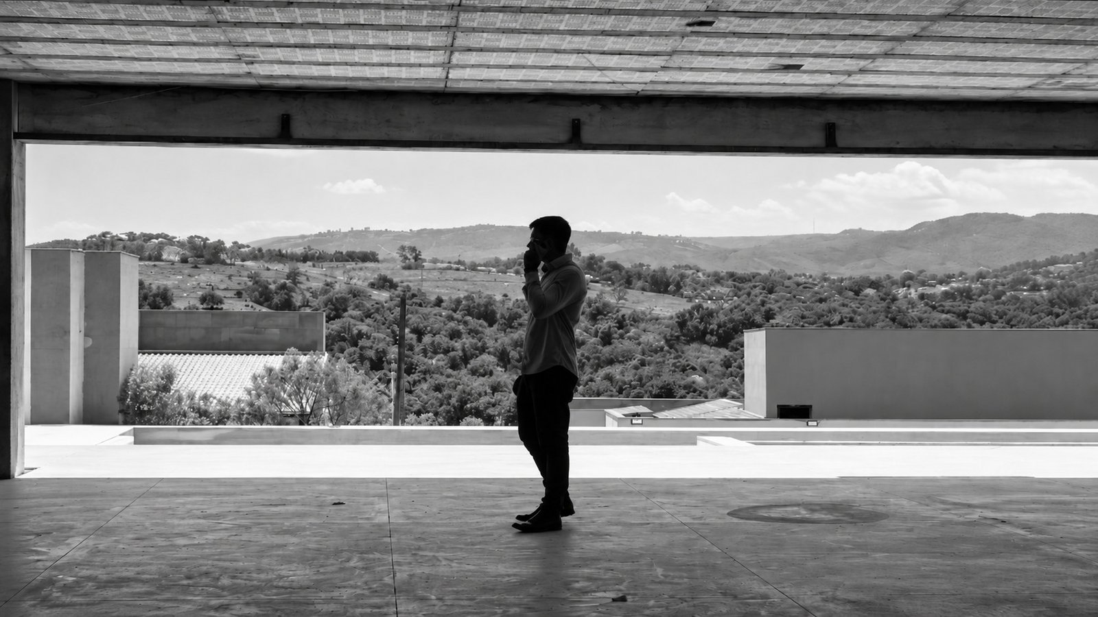 Obra de alto padrão em fase de acabamento, com vista para o vale